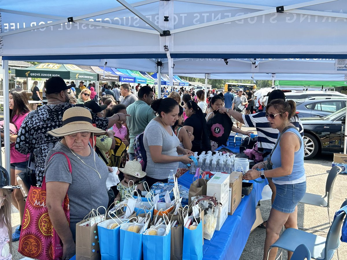 TomLuedloff's tweet photo. Back to School events Day 2. Another incredible turnout of students, families, and staff!!! #D59Learns https://t.co/POlC34zZfY