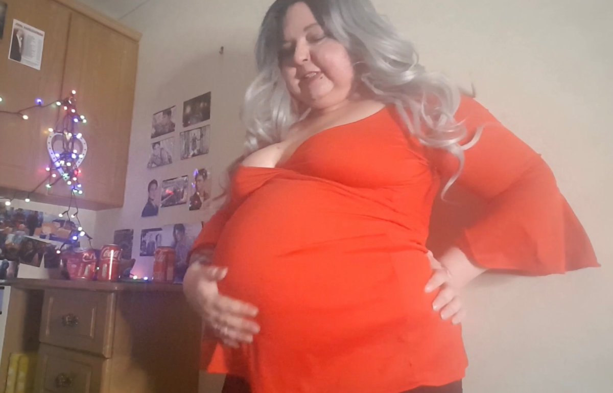 GurgleGoddess's tweet photo. I’m in labour! I posted a pregnancy RP video on Patreon today ☺️ (remember this is roleplay, I’m not really pregnant, just fat!) ❤️ #pregnancyroleplay #pregrp #pregnancyrp #pregroleplay #pregnancykink #impregnationkink #pregnancyfetish #impregnationfetish #bellykink https://t.co/PmNotPOOar