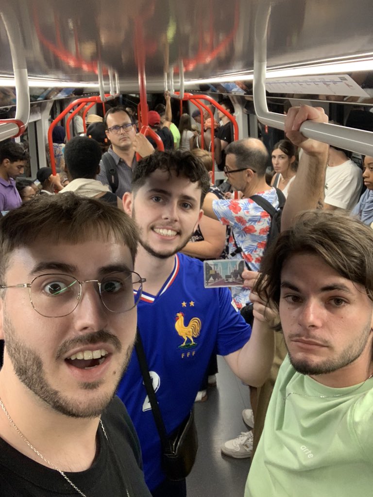 zaikrap's tweet photo. Encore un régal dans le métro B climatisé de Lyon ! Merci @TCL_SYTRAL #ILOVETCL https://t.co/fublmUgH7y
