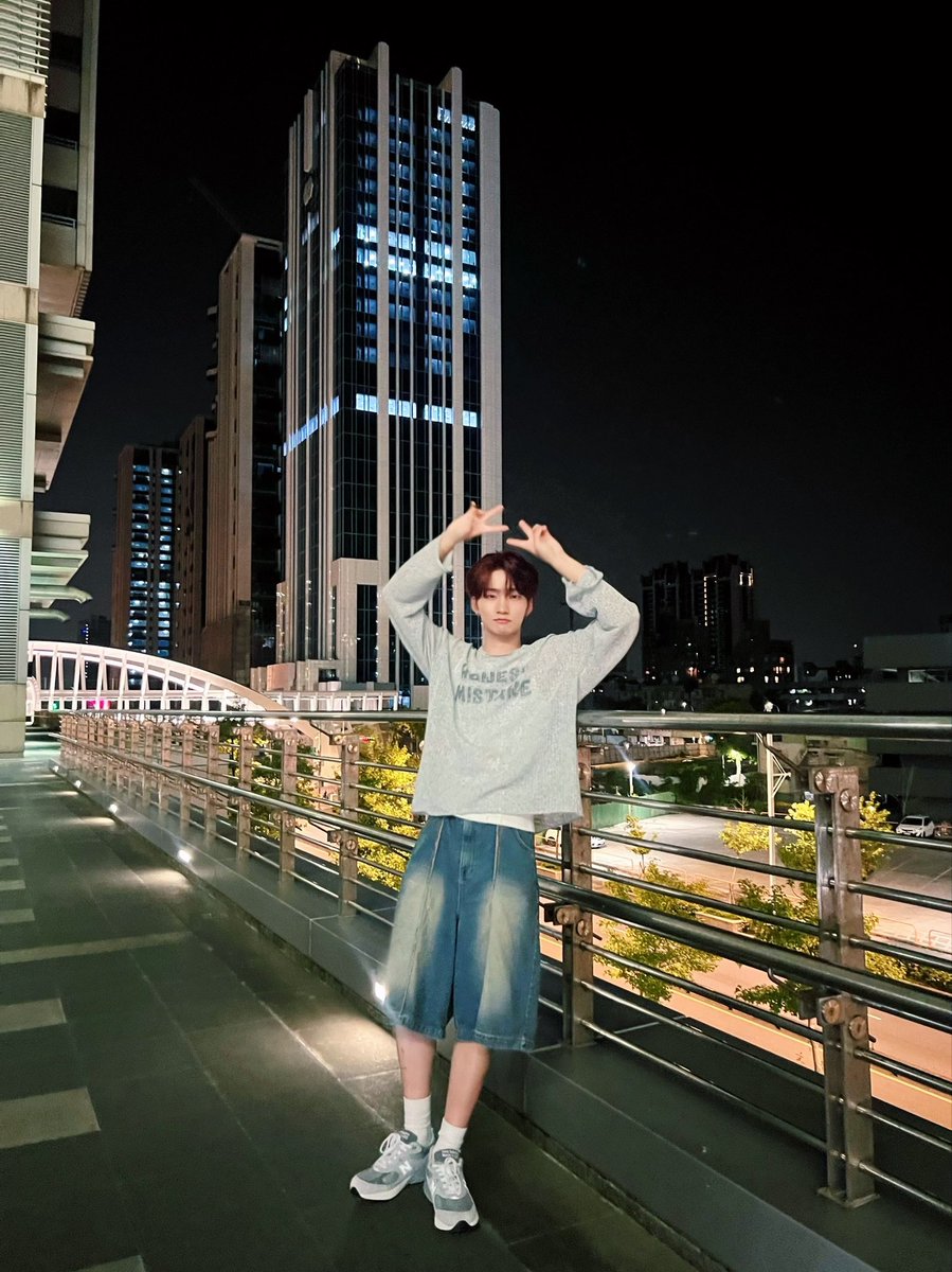 by_EPEX's tweet photo. 다리 위에서 다리가 보이는 반바지를 입어봤다리😎

#EPEX #이펙스 #JEFF #제프 #젶프프 https://t.co/RsfvmdadZc