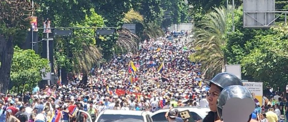 Ahora mismo en Las Mercedes, Caracas.

El pueblo esperando por Maria Corina Machado y el presidente Edmundo González. Impresionante. Vencieron el miedo, vencieron al terror que quiso imponer el régimen.