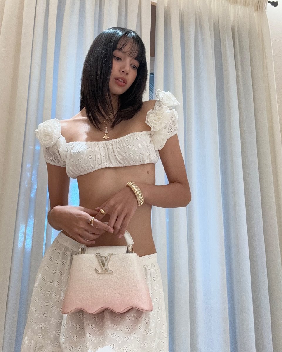 LILITEAMTH327's tweet photo. คนสวยขามากกกกก หุ่นแซ่บชุดดือ คือที่!!
#LISA https://t.co/iYSyCqPAG8