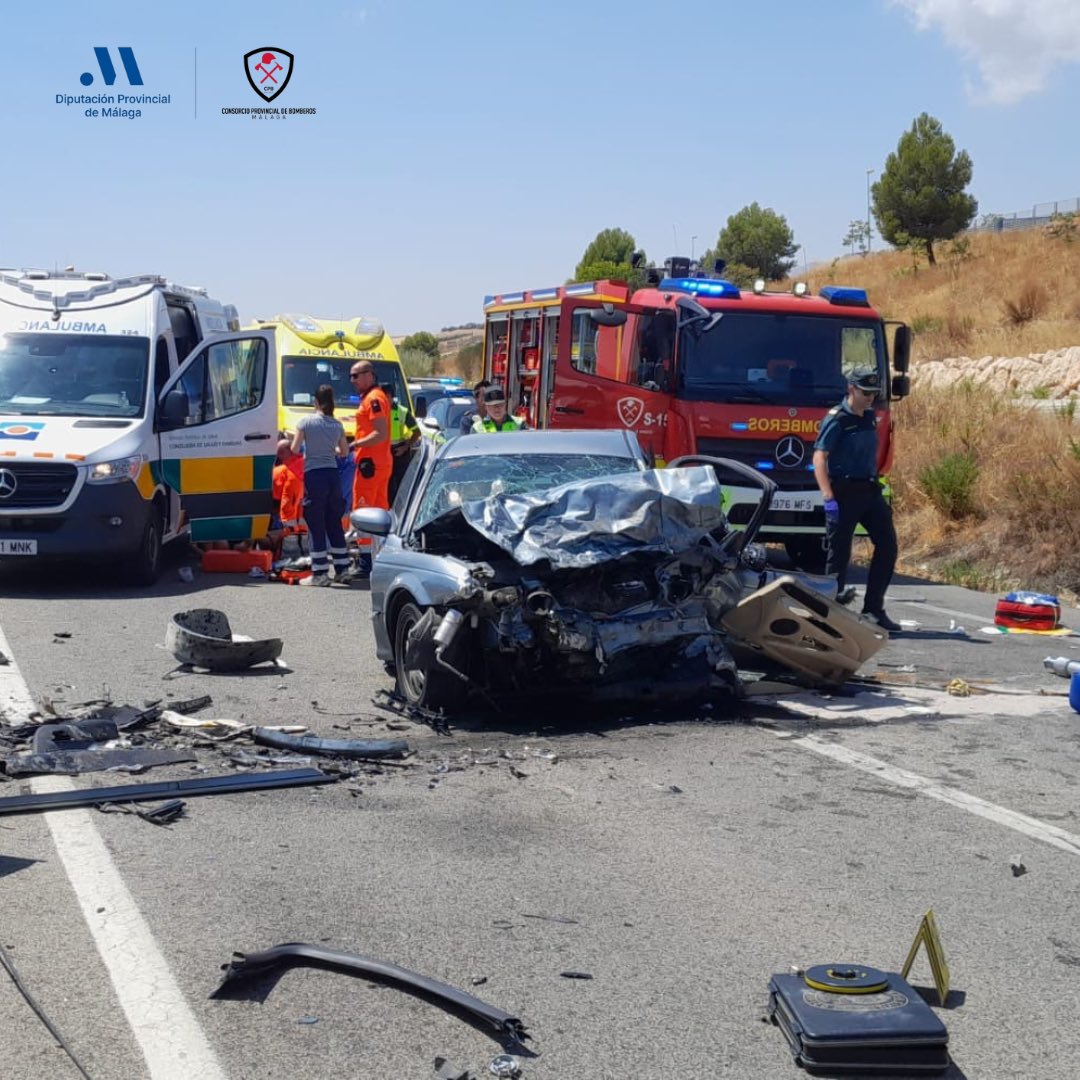 cpbmalaga's tweet photo. Nuestras dotaciones de #Colmenar y #Antequera intervienen por colisión frontal de 2 vehículos con atrapados en la A-356, Km.5, en #Casabermeja
3 fallecidos y 3 heridos, uno leve y dos graves
En el lugar #061 con UVI móvil y helicóptero y #GuardiaCivil
#CPBMálaga @diputacionMLG https://t.co/iSc2Ml5II7