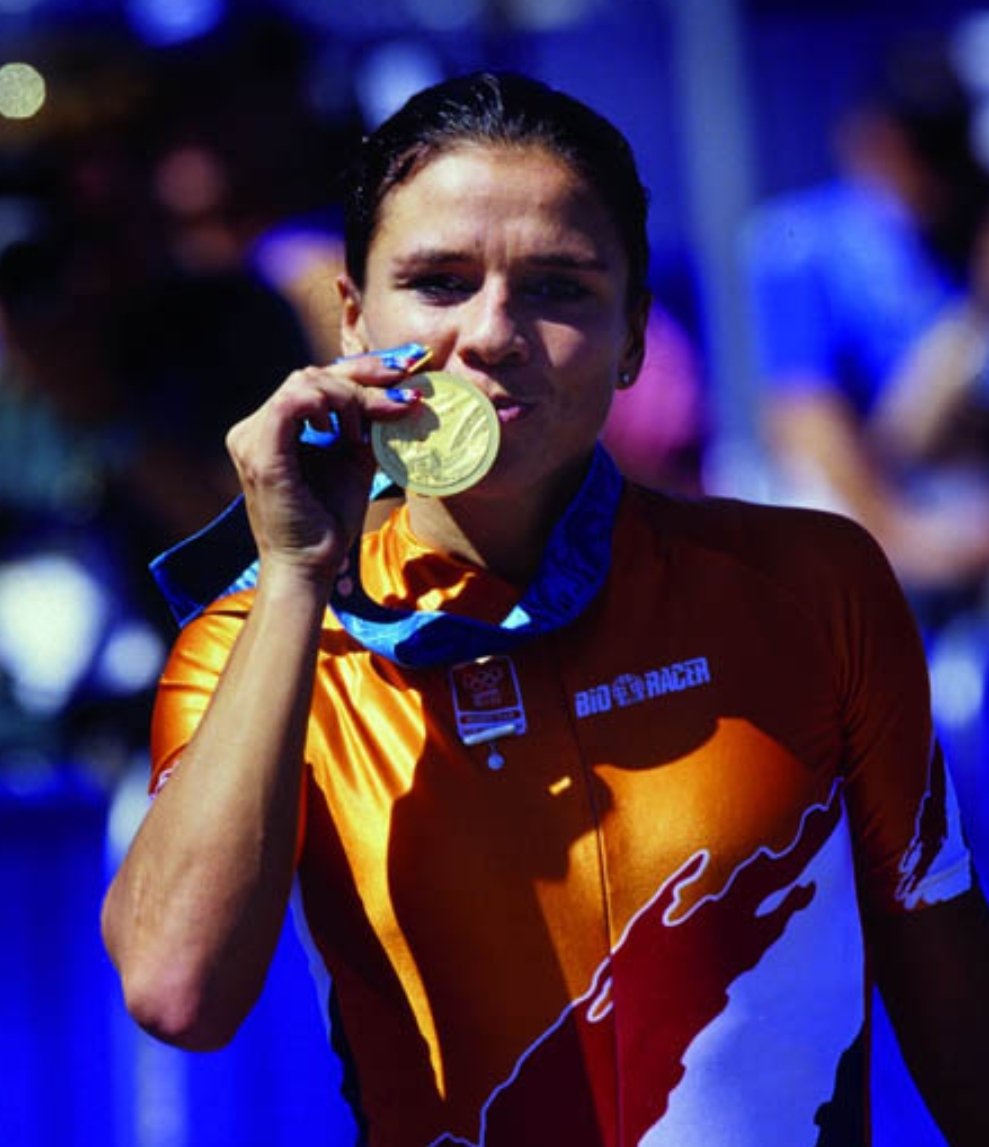 L'exhibició de <a href="/EvenepoelRemco/">Remco Evenepoel</a> avui a #Paris2024 és una excusa perfecte per recordar que, tot i que ha fet història convertint-se en el primer home en aconseguir el doblet (Crono+Ruta)...

Una dona ja ho va fer a Sidney 2000!

🥇LEONTIEN VAN MOORSEL🥇

De fet ella va fer triplet!