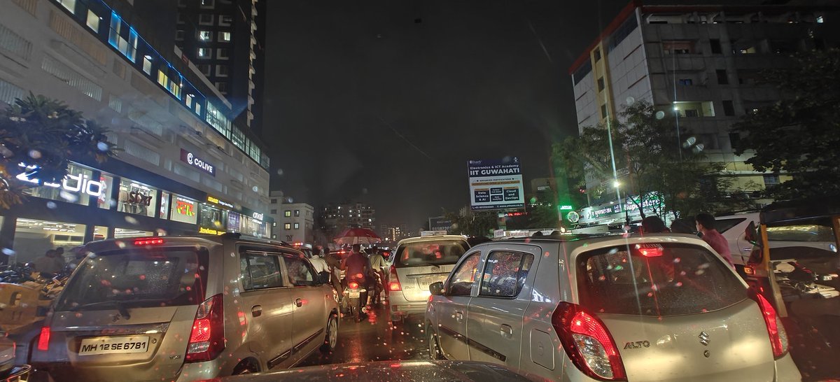 KanpurX's tweet image. 🔥 #Pathetic_Pune 🔥

Bad Infra, Narrow &amp;amp; Broken roads, wider footpaths have choked the pune but everyone is sleeping. Huge traffic in Wakad, Bhumkar chowk, Hinjewadi but the police is sleeping, no one is there to control the chaos. They allowed phoenix in the middle of wakad &amp;amp;…