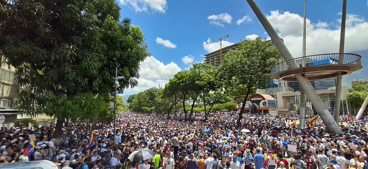 AlertaMundoNews's tweet photo. 🇻🇪 | ÚLTIMA HORA: Grandes manifestaciones en Venezuela contra el fraude de Maduro. Así está Las Mercedes, Caracas. https://t.co/UcpJ3MDrcH