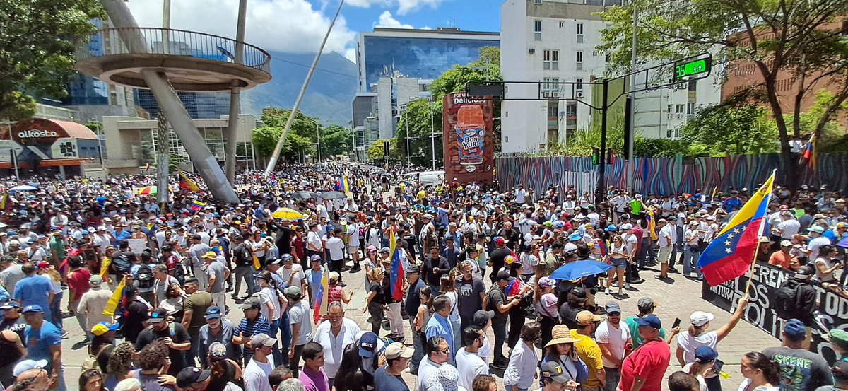 🇻🇪 | ÚLTIMA HORA: Grandes manifestaciones en Venezuela contra el fraude de Maduro. Así está Las Mercedes, Caracas.