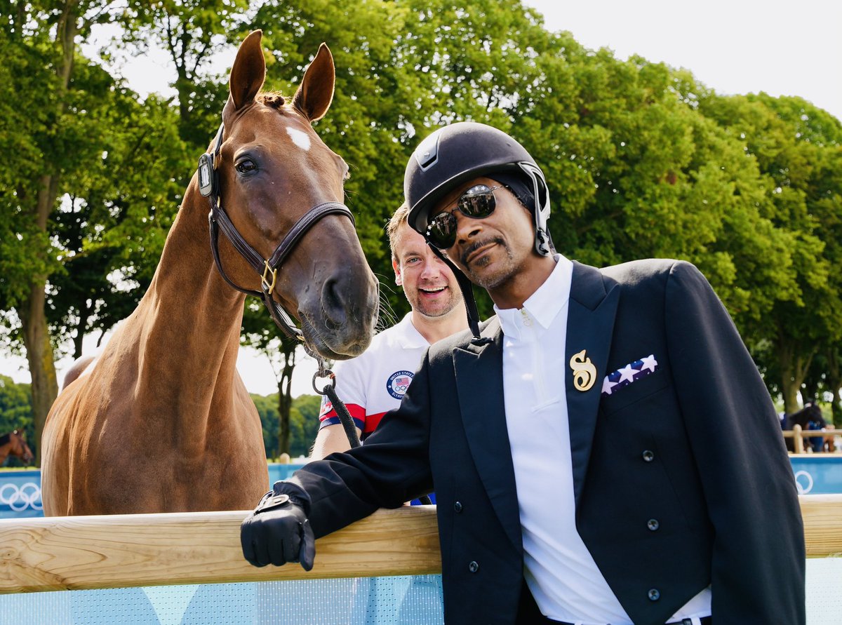 TheBrooklynJoey's tweet photo. Snoop Dogg is out here living his best life. That's the way to live. 🤣 I love it.

My man was Telemundo a few hours ago just chilling.  @SnoopDogg https://t.co/vWx8bG0wCd