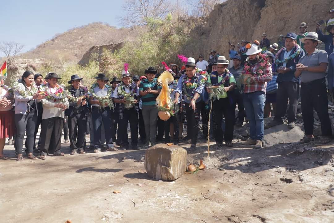 HSanchezOficial's tweet photo. La construcción del puente vehicular Ajial sobre el río Grande ya está en marcha, y con esto el fortalecimiento de la integración caminera entre Chuquisaca y Cochabamba. 
Son  310 metros de longitud y cuatro carriles. Con unidad y pese a las dificultades estamos avanzando. https://t.co/bGE7dtE6AB