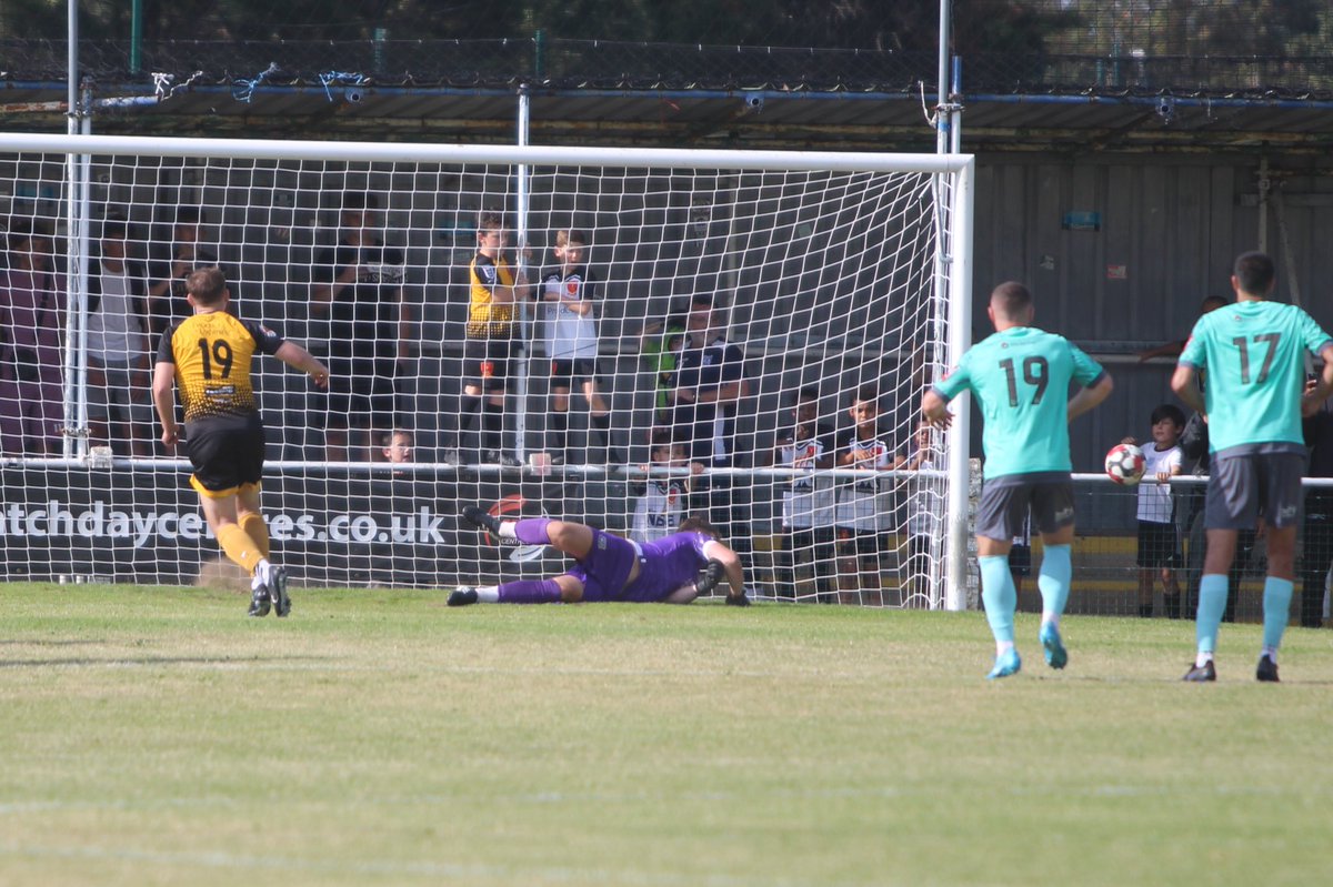 EnfieldFC's tweet photo. Extra Preliminary Round Hero @Gedgeworth01 🧤💪

#OnlyOneEnfield https://t.co/SShUT8KzgA