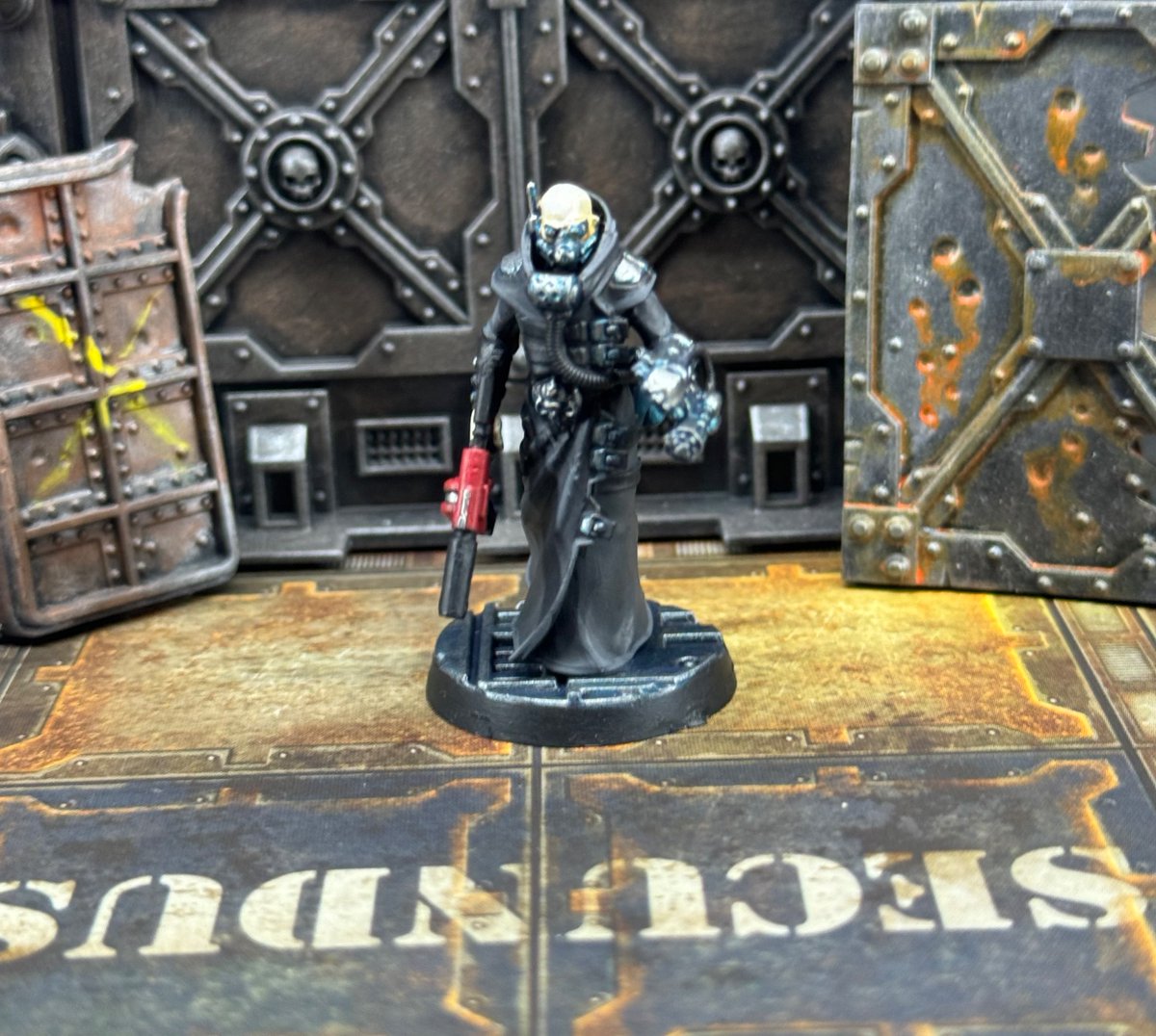 EvilMageTim's tweet photo. Delaque leader… wait, that name on the ground…
#Necromunda #Delaque #WarhammerCommunity #minipainting https://t.co/0Gsdhp19Ef