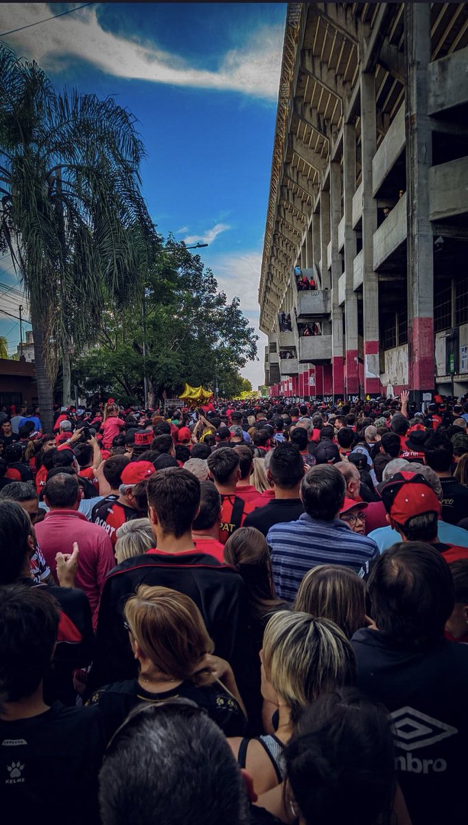 RamiroOreggioni's tweet photo. Se llenaron los bolsillos y ahora solo queda la gloriosa gente...🎶❤️🖤 https://t.co/SGYNoJyzWm
