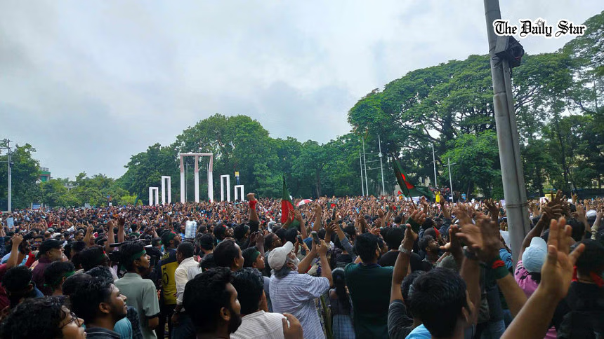 SohanYouthNetG's tweet photo. #Dhaka was at a standstill as thousands of demonstrators blocked key intersections, demanding justice for those killed in the quota reform movement. 

Students, teachers, and guardians unite at Central Shaheed Minar to voice their demands. https://t.co/fQSPIDeySN