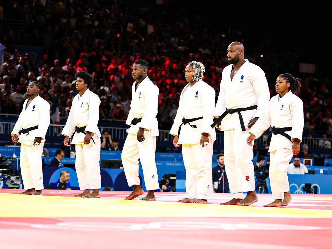 CaminoTV's tweet image. L’ÉQUIPE DE FRANCE CHAMPIONNE OLYMPIQUE PAR ÉQUIPE 🥇 (mais guettez le flow de la photo sérieux)