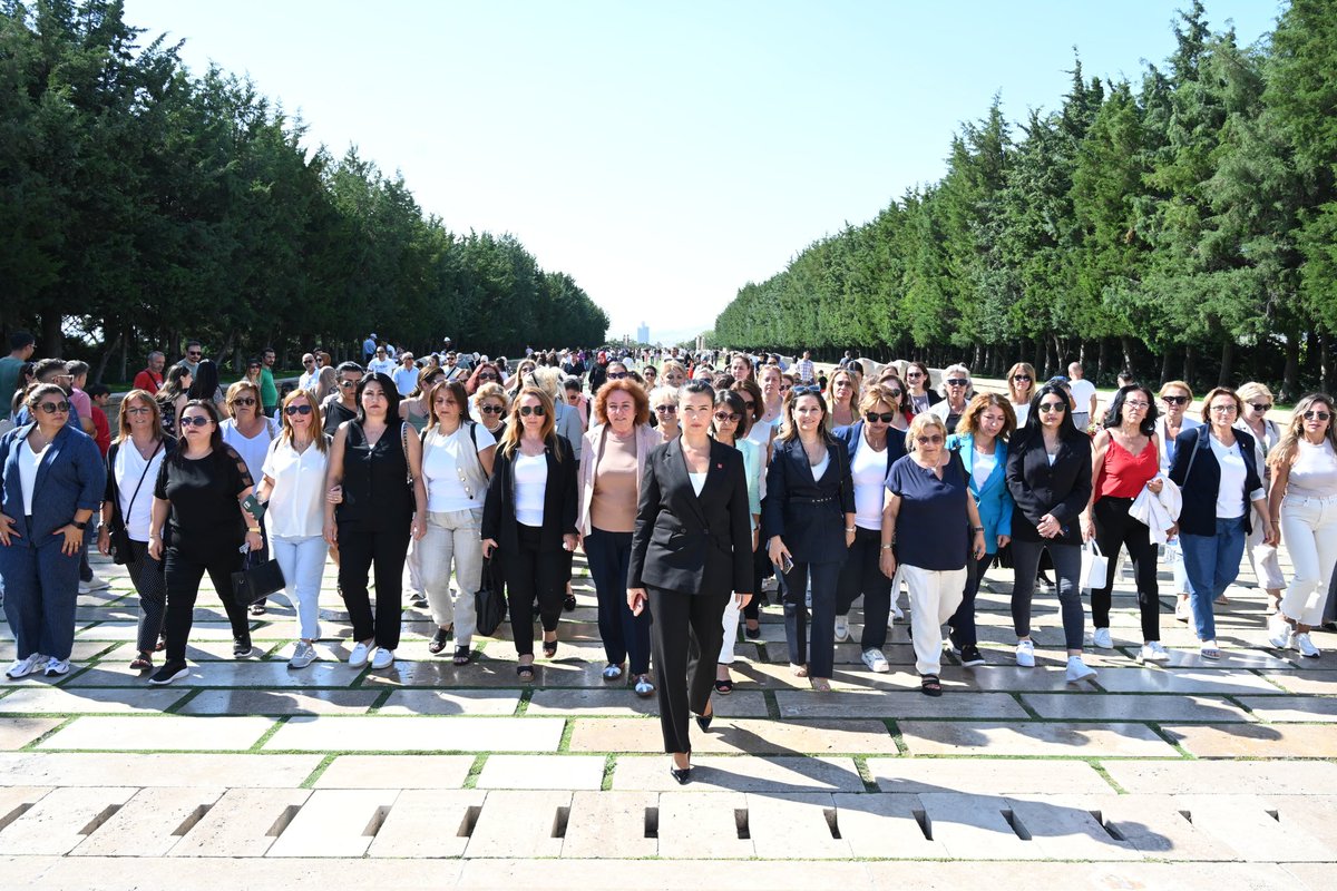 haticeselli's tweet photo. Aziz Atatürk,

Açtığın yolda kararlılıkla yürüyor, ilhamımızı eşsiz vizyonundan alıyoruz.

Aydınlık bir Türkiye'nin ancak cesur ve güçlü kadınlarla inşa edilebileceğine olan inancımızla buradayız.

Kadınların sesi ve cesaretiyle, emanetini yarınlara taşıyacağız.

Saygı ve minnetle...