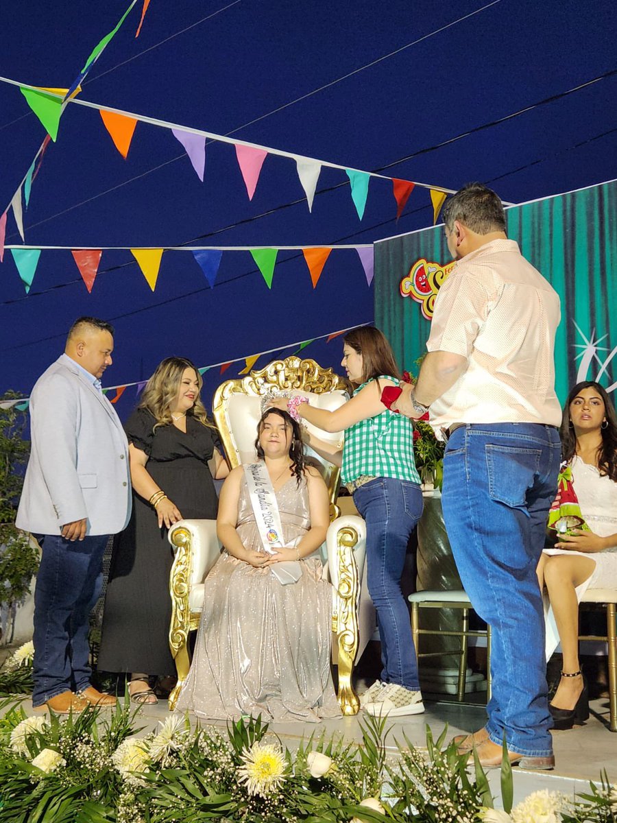 En el marco de la Feria de la Sandía, <a href="/GuerreroMagico_/">Guerrero, Coahuila</a> celebró esta noche la Coronación de su Reina Daryana Garza, en una ceremonia que fue encabezada por el Alcalde Mario Cedillo Infante y en la que estuvo presente la directora de Pueblos Mágicos de SECTUR Coahuila

(1-2)