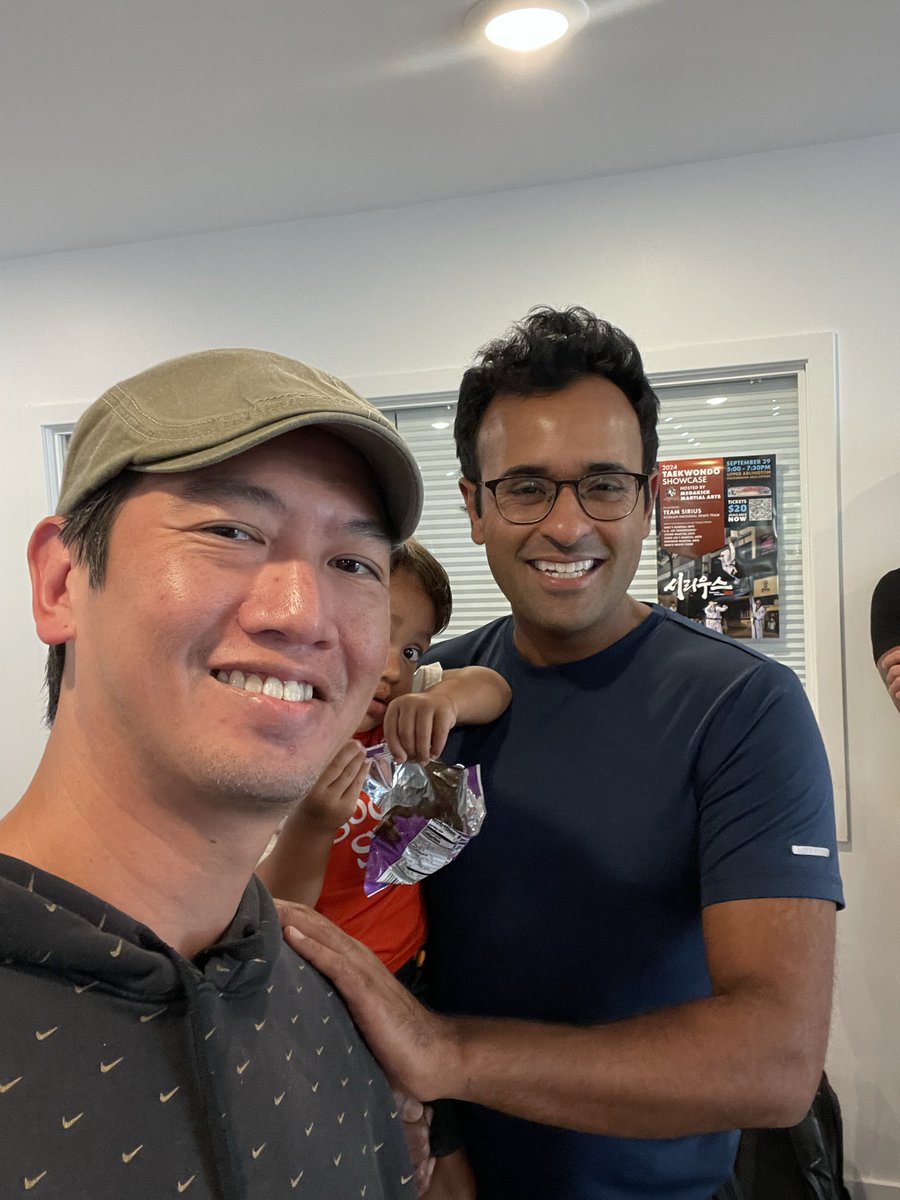 cavan_mitchell's tweet image. Met this billionaire today in Columbus Ohio. He plans to Make America Greater. IYKTYK