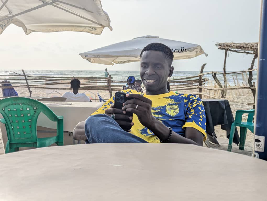 autruicomoi's tweet photo. Moi, devant les nouvelles Offres d’@expressosenegal pour la Team Night, Tek Zeum. Gneuw dougal #Nopale bou 5000 am 150 mille Appel + Internet… Plus 10Go offerts de 00h à 7 heures pendant une semaine. Vous pouvez aussi gagner 5Go et 2Go nuit en activant les Nopale de 2000 et 1000. Je vais me refaire les 10 saisons entières de Blacklist pendant ces vacances. #ExpressoFognouDieumé