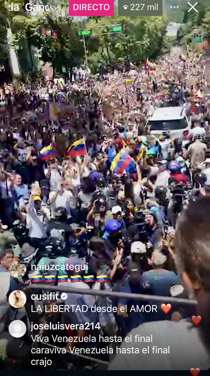 alcaldeledezma's tweet photo. Ya esta @MariaCorinaYA confundida entre su pueblo caraqueño. Ganamos y con ella a la cabeza de la ciudadanía victoriosa haremos efectivo ese grandioso triunfo. @EdmundoGU González Urrutia es el presidente electo legítimo de Venezuela. https://t.co/QUvtweOxjv