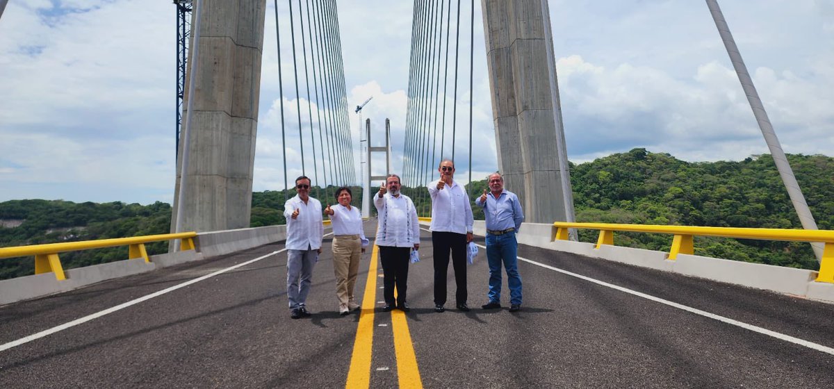 SalvaFdezAyala's tweet photo. #ObrasSICT . La ingeniería civil en su máximo con la construcción y conclusión del Puente La Concordia, longitud de 703 m, en #Chiapas. Obra diseñada, construida y supervisada por Ingenier@s Mexicanos. #ConstruirEngrandece 👷🏻👷‍♂️🚧🚜#SICT https://t.co/LgChpWLTQX