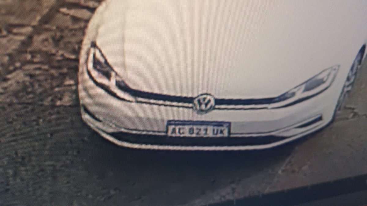MarceloMatzkin's tweet photo. En este auto blanco VW GOLF BLANCO AC821UK huyó el
Homicida de Franco luego de una discusión. Está prófugo. si lo ves o tenés datos llama urgente al 911 https://t.co/oMTuruF5OP