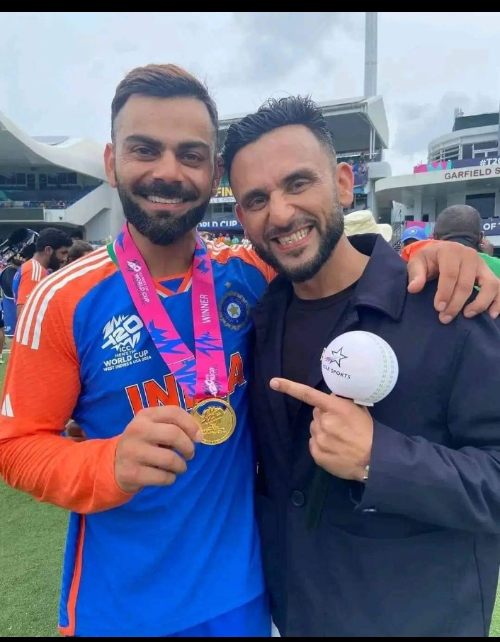 ये जो  भाई Virat Kohli  सर के साथ है इनका  नाम है Jatin Sapru   इनका क्रिकेट मे खुदका कोई रिकॉर्ड नही लेकिन... जब ये एक मंच से क्रिकेट पर बोलते वो बिल्कुल आपको सुकून देता है... ये भाई साहब अपनी भाषा की पकड़ और सादगी के लिए मुझे भारत के सबसे अच्छे कमेंट्री करने वाले लगते है....