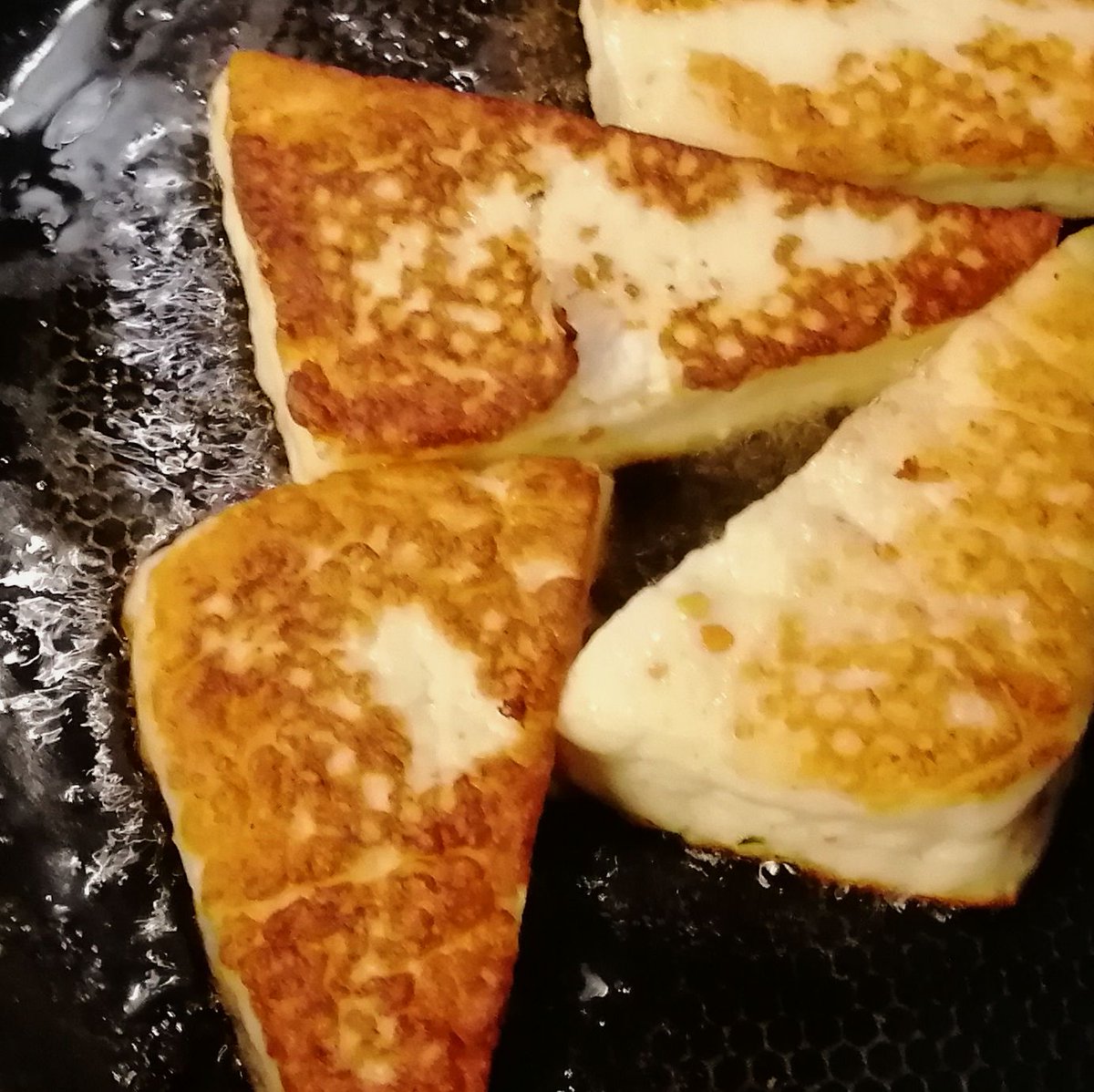 MikeKocht's tweet image. #Gemüsepfanne im fleischlosen Sommer-#Twooking
Mit geschmacklichem "Rundschlag" Heimat - Südfrankreich - Mittelmeerinseln
Rein kommt, was frisch da ist, da muss man flexibel sein
Dazu Petersilerdäpfel und Grillkäse zur "Vervollständigung" ;-)

mikekocht.at/2024/08/03/gem…