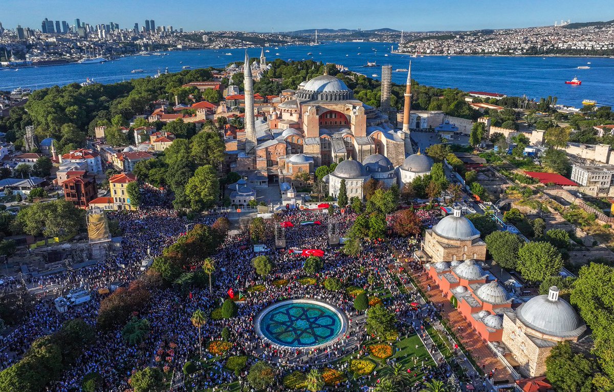 ihhinsaniyardim's tweet photo. Özgür Filistin için binler Ayasofya Meydanı'nı doldurdu. 

#SonÇağrı https://t.co/MVTqyGWkGa