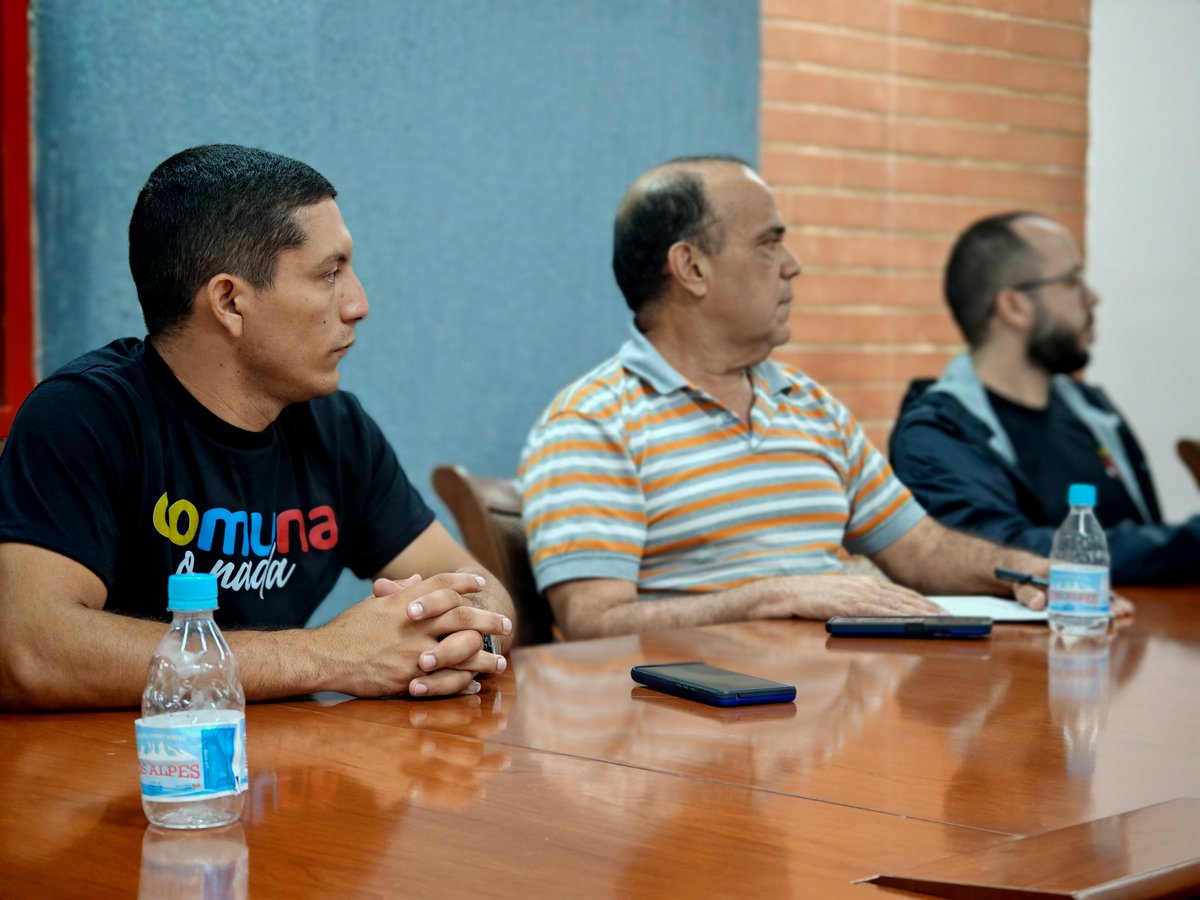 Nos encontramos en una importante reunión de trabajo junto a los compañeros de la Brigada de Acompañamiento al Poder Popular, con ingeniería de carácter técnico y político para dar mayor impulso a la ejecución de todos los proyectos de los Circuitos, garantizar  celeridad y apoyo