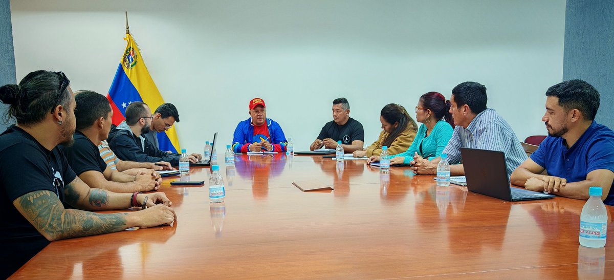 AngelPComuna's tweet photo. Nos encontramos en una importante reunión de trabajo junto a los compañeros de la Brigada de Acompañamiento al Poder Popular, con ingeniería de carácter técnico y político para dar mayor impulso a la ejecución de todos los proyectos de los Circuitos, garantizar  celeridad y apoyo de manera efectiva y vamos rumbo a la Segunda Consulta Popular convocada por nuestro presidente @NicolasMaduro. @delcyrodriguezv