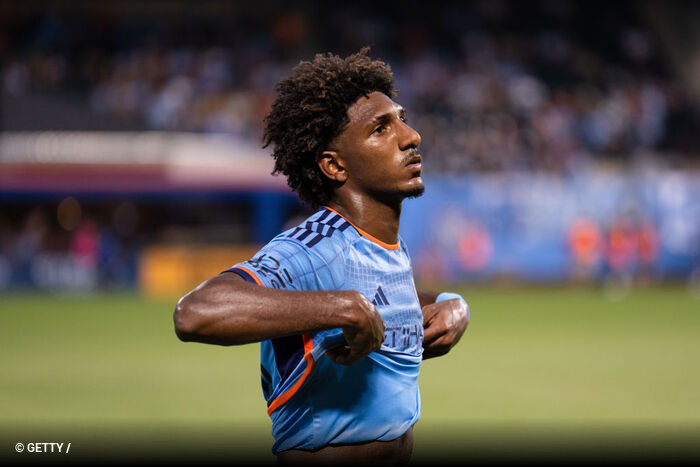 O Grupo City acenou de maneira positiva e topa emprestar Talles Magno ao Corinthians. Como informamos ontem, o Timão quer o atacante por empréstimo por 1 ano e com opção de compra de 15 milhões de dólares. Antes mesmo de realizar a oferta ao Grupo City, o Corinthians já tinha o