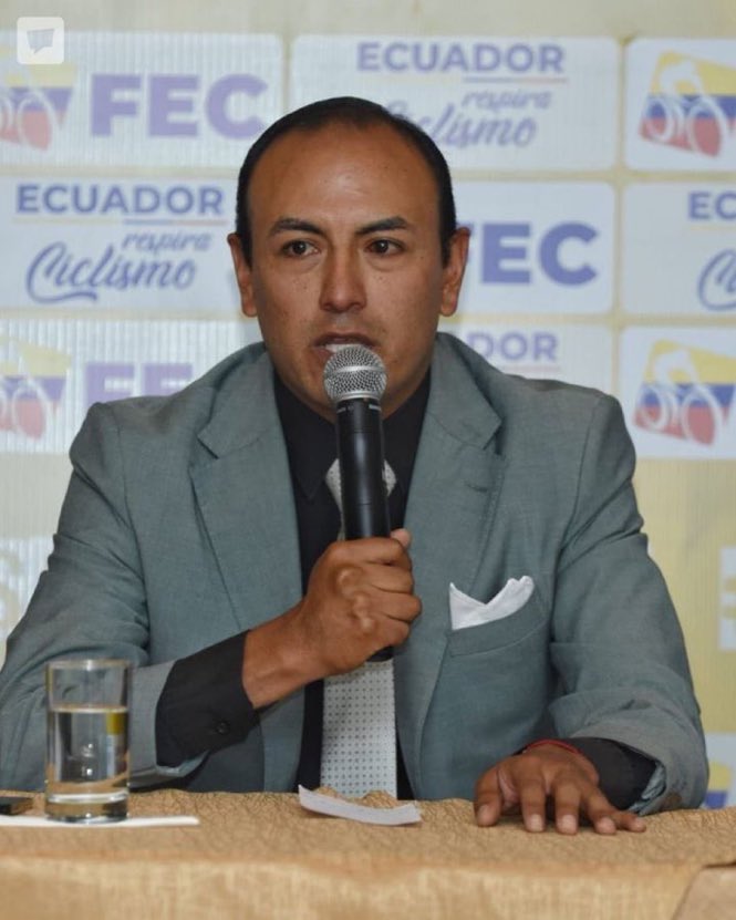 fromequator's tweet image. Este genio de escritorio @SantiagoRoseroC fue quien no permitió a Carapaz defender su título por leguleyadas estúpidas. Lamentable para el Ecuador, basta de estos parásitos decidiendo sobre glorias del deporte ‼️