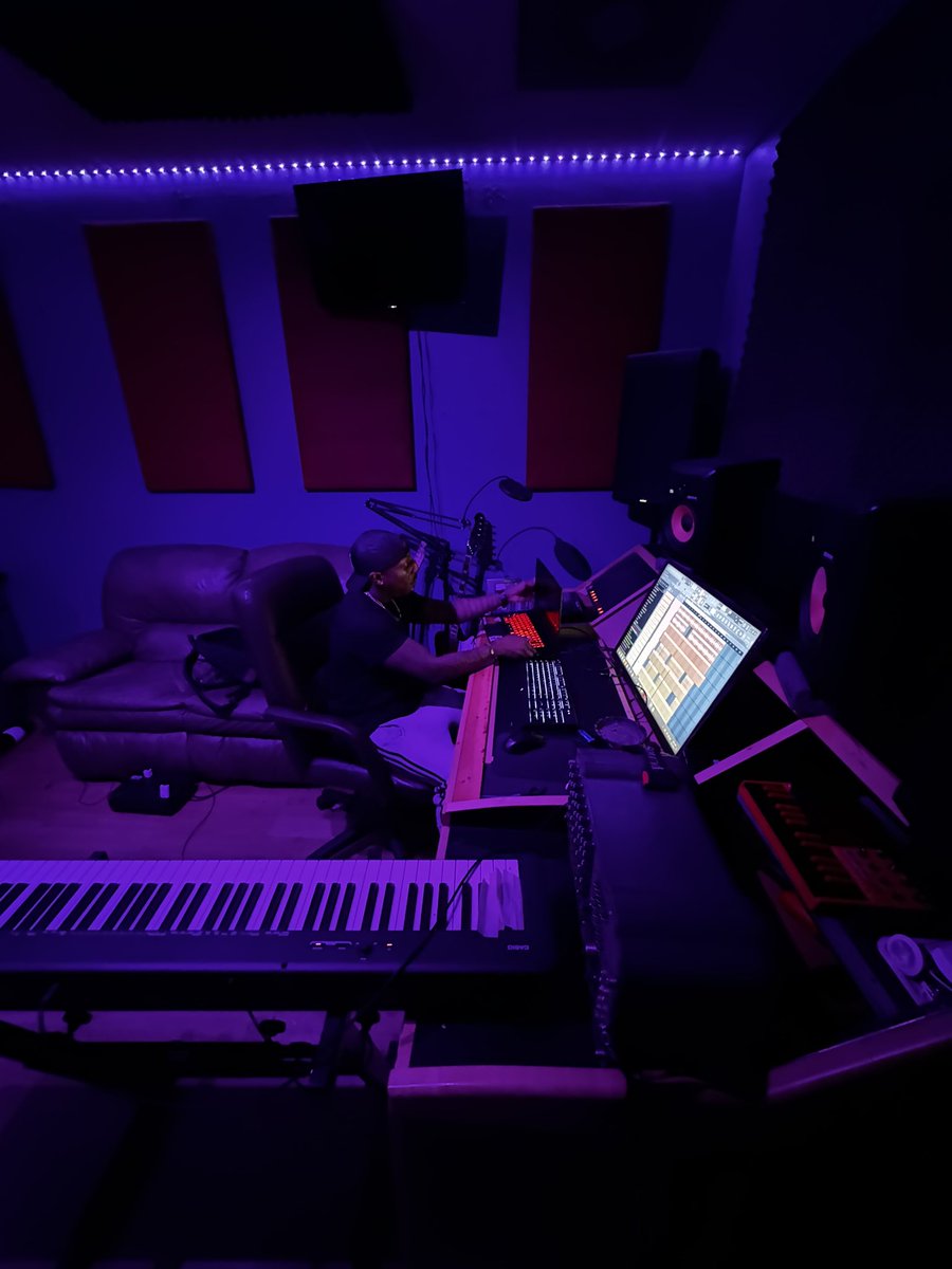 220XIII_'s tweet photo. The grind dont stop for nobody. #ThisThat2TwentyShhh. #musicproducer #Flstudiocookup #Topnotch4Real https://t.co/pz9jSQwh5g