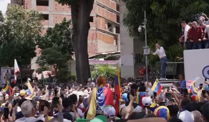 ReporteYa's tweet photo. #3Ago #Caracas #MaríaCorina
La líder opositora María Corina Machado desde Las Mercedes: "Estamos viviendo las horas más importantes. Todos sabíamos que este proceso es muy complejo, todos sabíamos los escenarios planteados. Muchas veces nos dijeron que era imposible demostrar el fraude. ¡Nosotros lo que demostramos fue la victoria de Edmundo González". - @monitoreamos