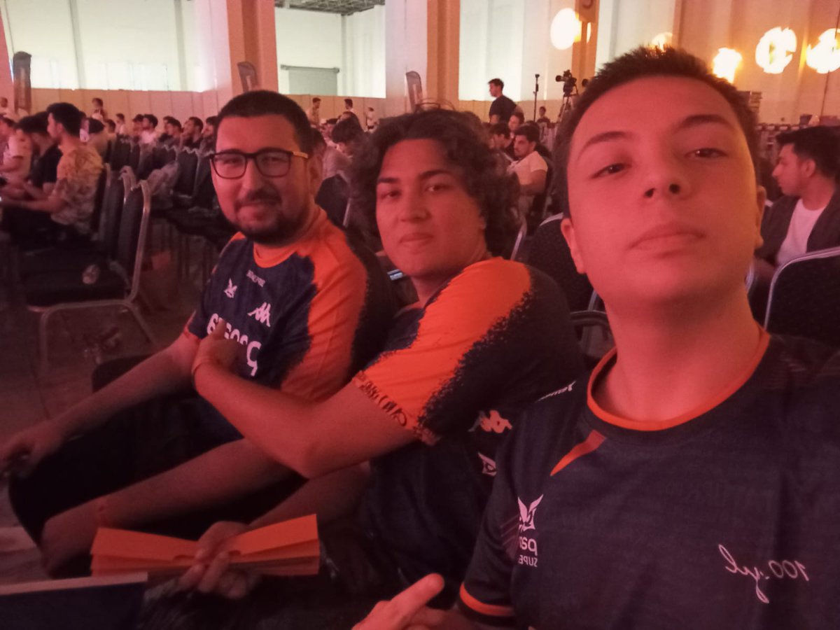 2 maç yanlarında oturdum beni de <a href="/supmassgg/">Papara SuperMassive</a> fanı yaptılar. Belki totem olur çevirirler hadi bakalım.