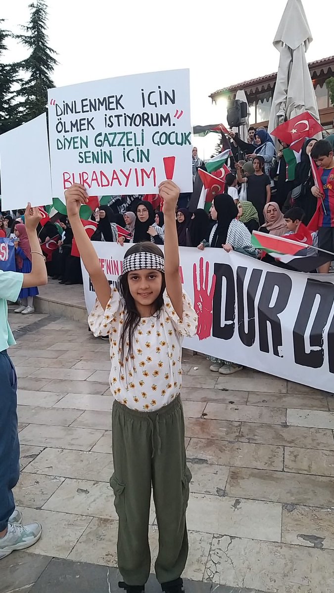 RTElice_'s tweet photo. Mükemmel değil, merhametli çocuklar yetiştirin.

#SonÇağrı Ayasofya Meydanı'nda https://t.co/JGIjuJ1Flm