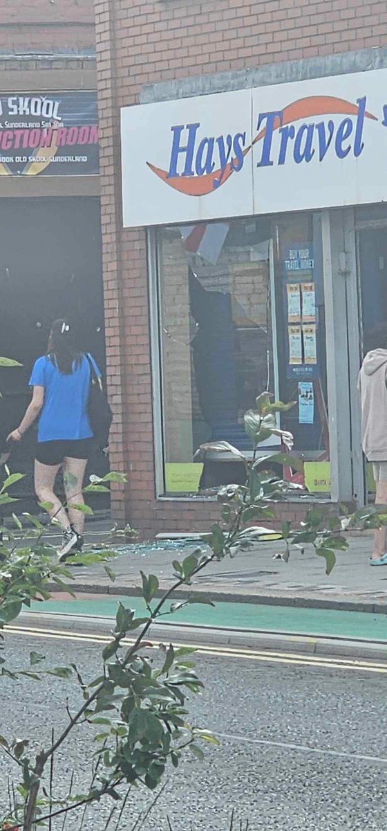 Sunderland_GM's tweet image. Confirmed: Hays Travel was bricked by youths #Sunderland