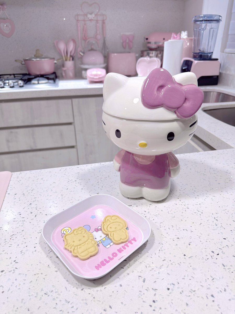 magicalx1000's tweet photo. My new cookie Jar โจ
#hellokitty
#pinkkitchen https://t.co/UT9wPGNIAC