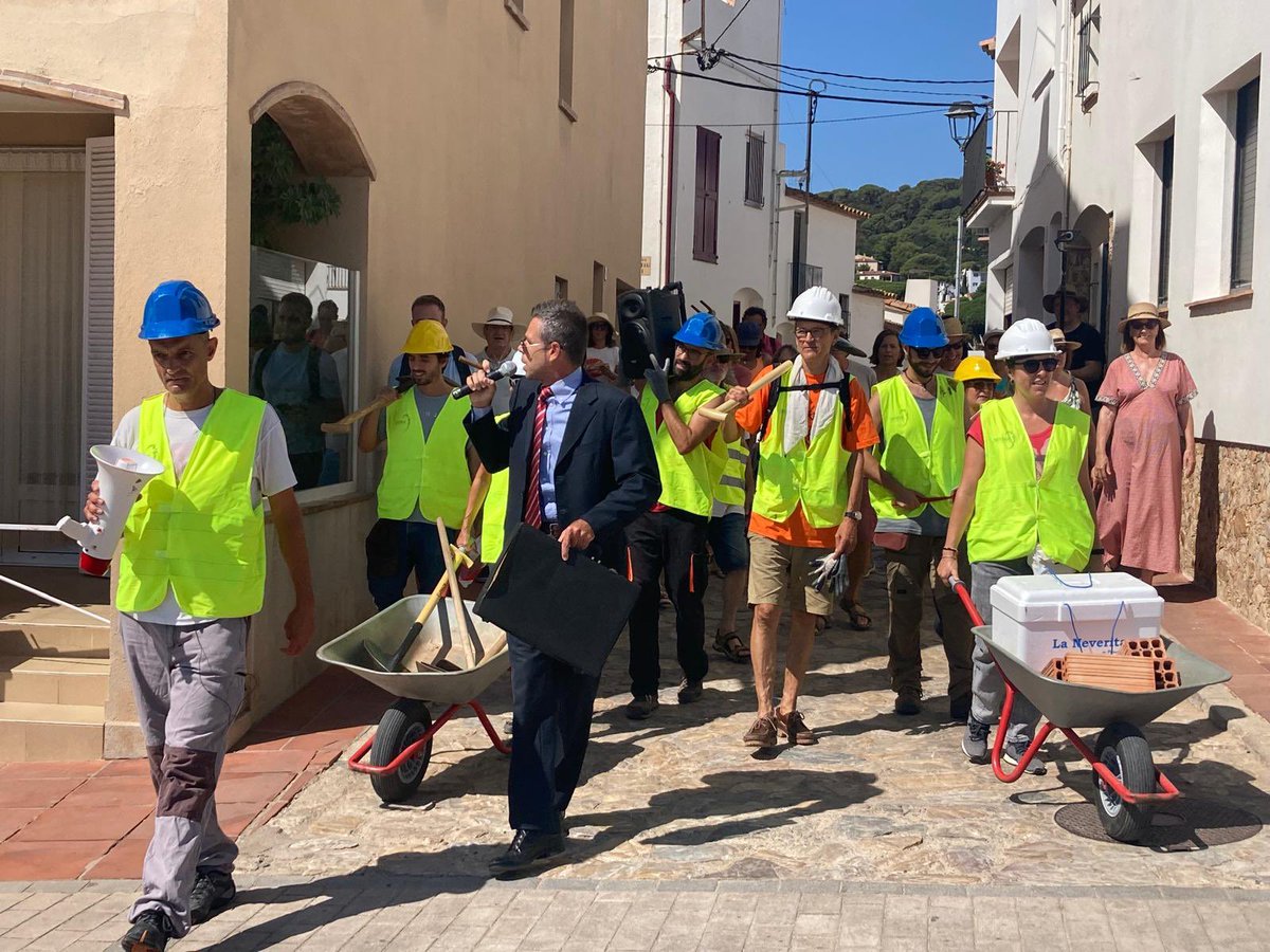 PlatjadePals's tweet photo. ❌ Construir és Destruir.

No a la construcció de nous edificis ni hotels a paratges naturals. Només a Pals es preveu la construcció de 4 nous complexos hotelers i 700 nous habitatges destruint les pinedes de Rodors i els aiguamolls dels Jonquers 📍amb un alt valor ambiental. ✊ https://t.co/F6iC8ToPGu