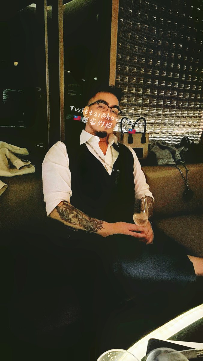 我可以穿這樣把妳壓在床上嗎？

先道歉，因為今晚可能會稍微粗暴一點點🤏

希望妳不會介意❤️