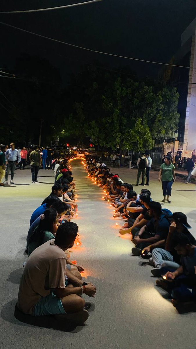 Atman_viddhii's tweet photo. Mahatma Gandhi ji quoted - 
In a gentle way, you can shake the world. 
And We #UPSCaspirants Proving it. 

#RajendarNagar
#Day_7 🛞 ....... ! https://t.co/Gmi3ndU19a