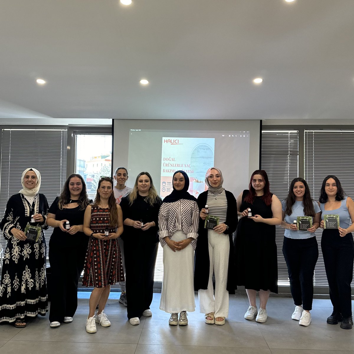 HaliciGroup's tweet photo. Breakforfun adı altında düzenlediğimiz ve HALICI kadın çalışanlarımızın katıldığı Doğal Saç Bakım Yağı Yapımı Atölyesini başarıyla tamamladık.
Bir sonraki etkinlikte görüşmek üzere!
#HALICI #halıcıgroup #Breakforfun #doğalbakım #saçbakımı #atölye #aromaterapi #partners https://t.co/ewn9F6cmlb