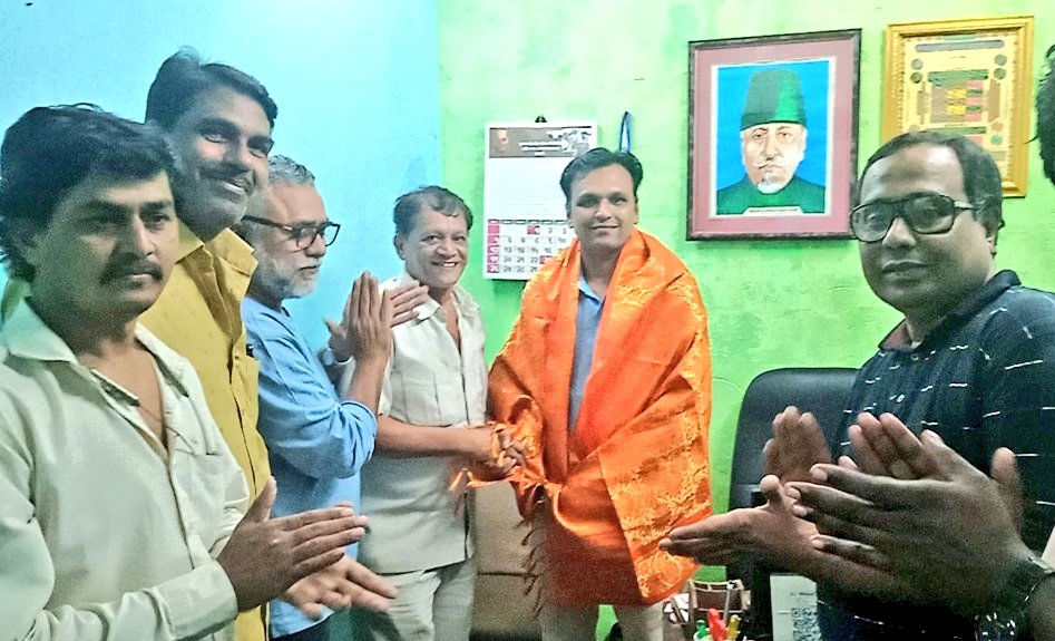 Azamlebbai's tweet photo. आज चेम्बुर विधानसभा के कांग्रेस सहयोगी और सामाजिक कार्यकर्ता ने मेरे कार्यालय में जन्मदिन मनाया और शुभकामनाएं दीं 💐।उनके प्यार और समर्थन के लिए आभारी हूँ। 🤝
Congressi / social workers from #Chembur assembly celebrated my birthday on office / extended their wishes.🎂 #Shukriya https://t.co/6ar47kUgzm