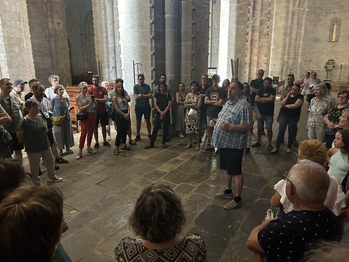 RadioSeu's tweet photo. #EnImatges Ruta guiada pel centre històric de #laSeu a càrrec del president d’@Esquerra_ERC i historiador Oriol @junqueras. L’activitat l’ha organitzat @ERClaseu. https://t.co/U1h8Tn4H9D