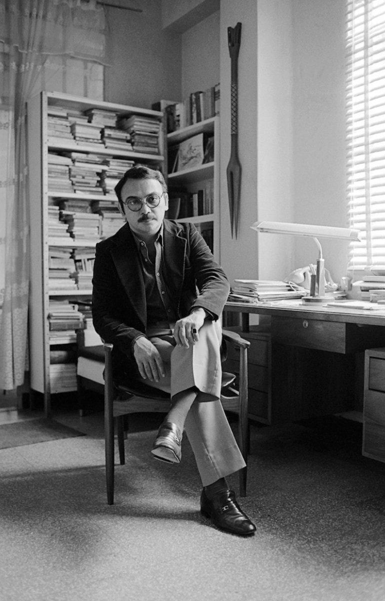 La poesia attraversa la terra in solitudine,
appoggia la sua voce sul dolore del mondo
e niente chiede
    – nemmeno parole.
Arriva da lontano e senza orario, non avverte mai:
ha la chiave della porta.

Eugenio Montejo
<a href="/BeatrizPeredo4/">Beatriz Peredo</a> 
<a href="/culturaearte1/">culturaearte</a>
<a href="/ValerioLivia/">Livia Valerio</a>
<a href="/pericarla/">Carla Perini</a>