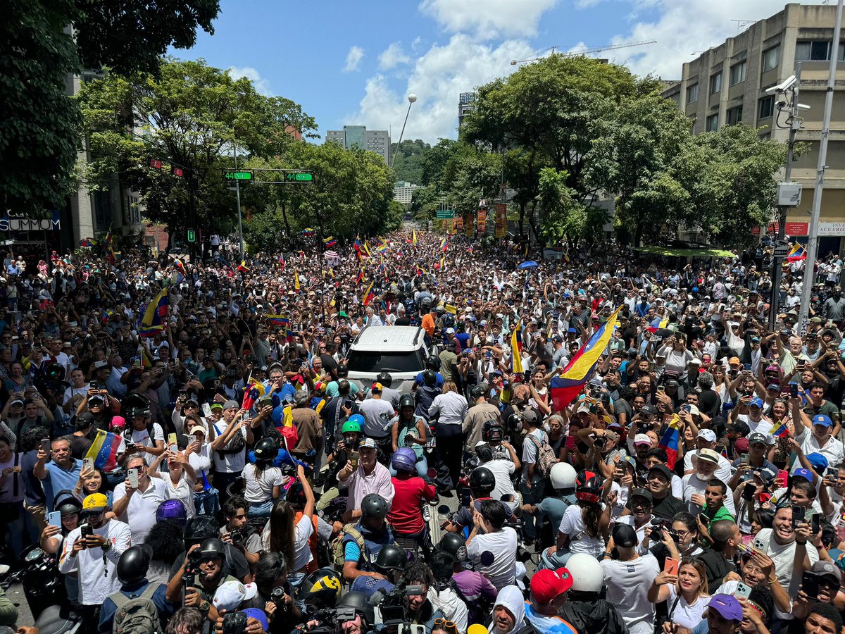 Comando ConVzla (@convzlacomando) on Twitter photo ¡Esto ya cambió!
“Ahora viene una etapa que viviremos día a día, pero nunca hemos estado tan fuertes como el día de hoy. Nunca el régimen ha estado tan débil”: <a href="/MariaCorinaYA/">María Corina Machado</a> desde Las Mercedes.
#GanóVzla 🇻🇪 ¡Esto ya cambió!
“Ahora viene una etapa que viviremos día a día, pero nunca hemos estado tan fuertes como el día de hoy. Nunca el régimen ha estado tan débil”: <a href="/MariaCorinaYA/">María Corina Machado</a> desde Las Mercedes.
#GanóVzla 🇻🇪