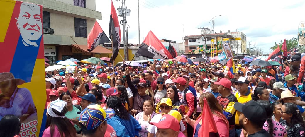 BloqLlanero_MRT's tweet photo. En respaldo rotundo a nuestro presidente @NicolasMaduro, líder de la paz en Venezuela, 
Desde el Edo @Apure_Rebel_MRT defenderemos el legado de Bolívar y Chávez.

La tropa #TupamaroRebelde activa en la gran marcha apoyando a nuestro Gallo pinto 🐓

#PaisDe8Estrellas https://t.co/MpCqmNCDoa