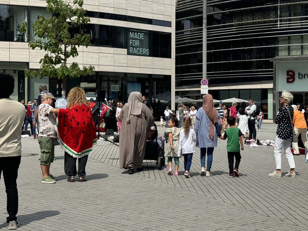 LoveGuerillero's tweet photo. ❤️🖤Spontanversammlung #GegenJedenAntisemitismus
#Düsseldorf #dus0308 https://t.co/3XcYA6slQl