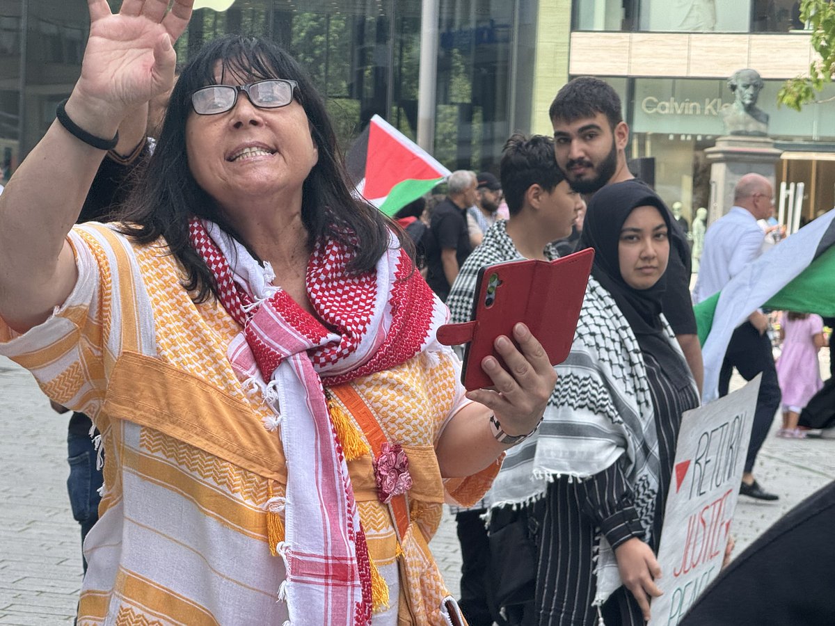 LoveGuerillero's tweet photo. ❤️🖤Spontanversammlung #GegenJedenAntisemitismus
#Düsseldorf #dus0308 https://t.co/3XcYA6slQl