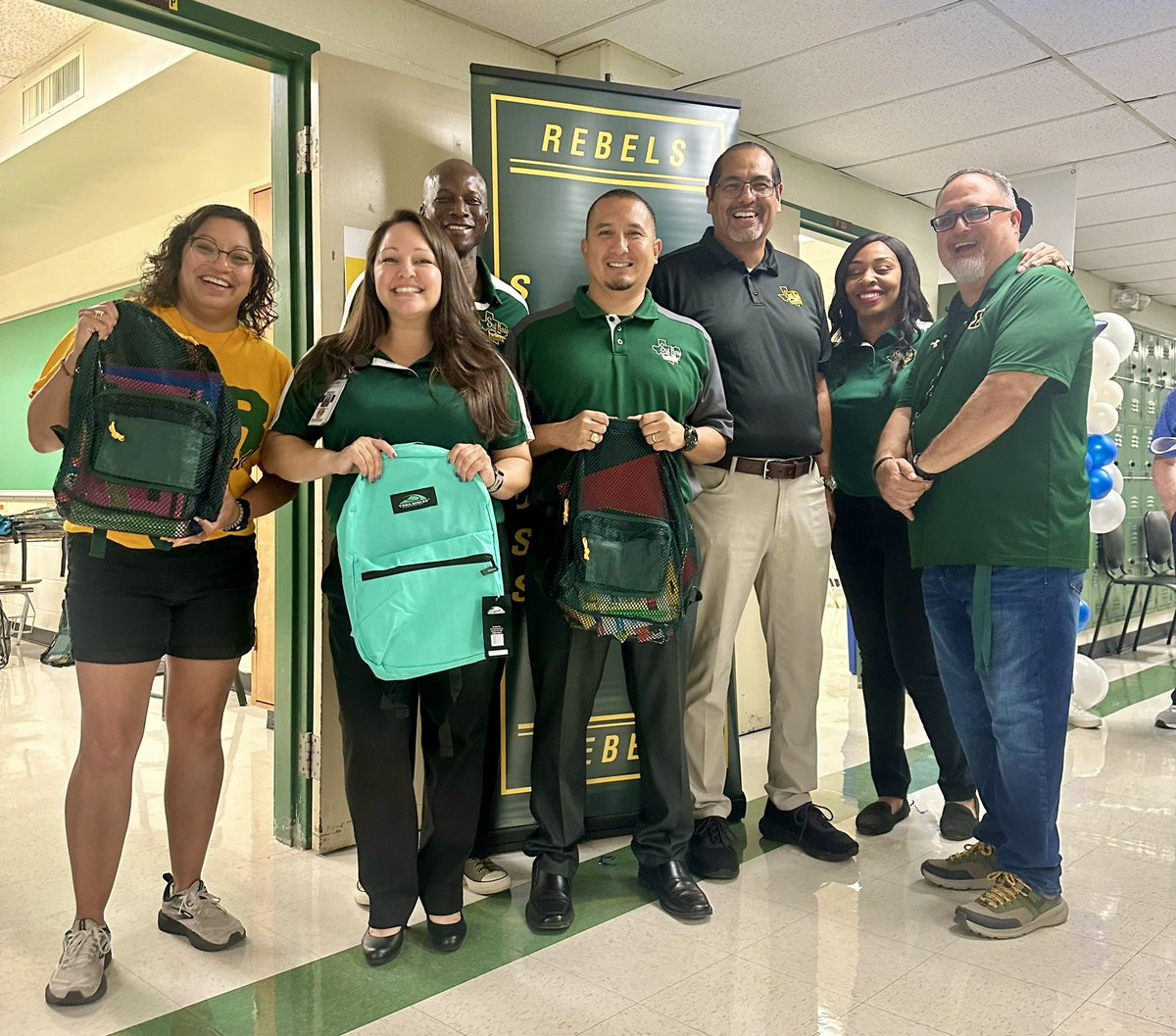 NISDRoss's tweet image. Our Rebel Leaders taking care of our families this morning. #WeAreReady 💚🙌💛